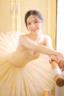 夏季短袖看见女生内衣